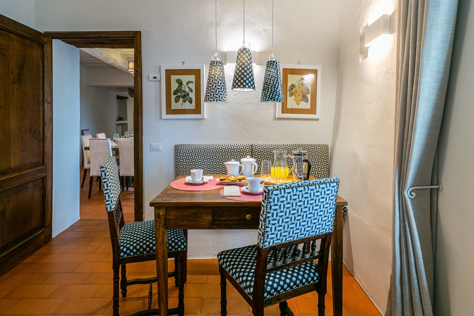 Casa dell'Erta — a breakfast table under pendant lamps