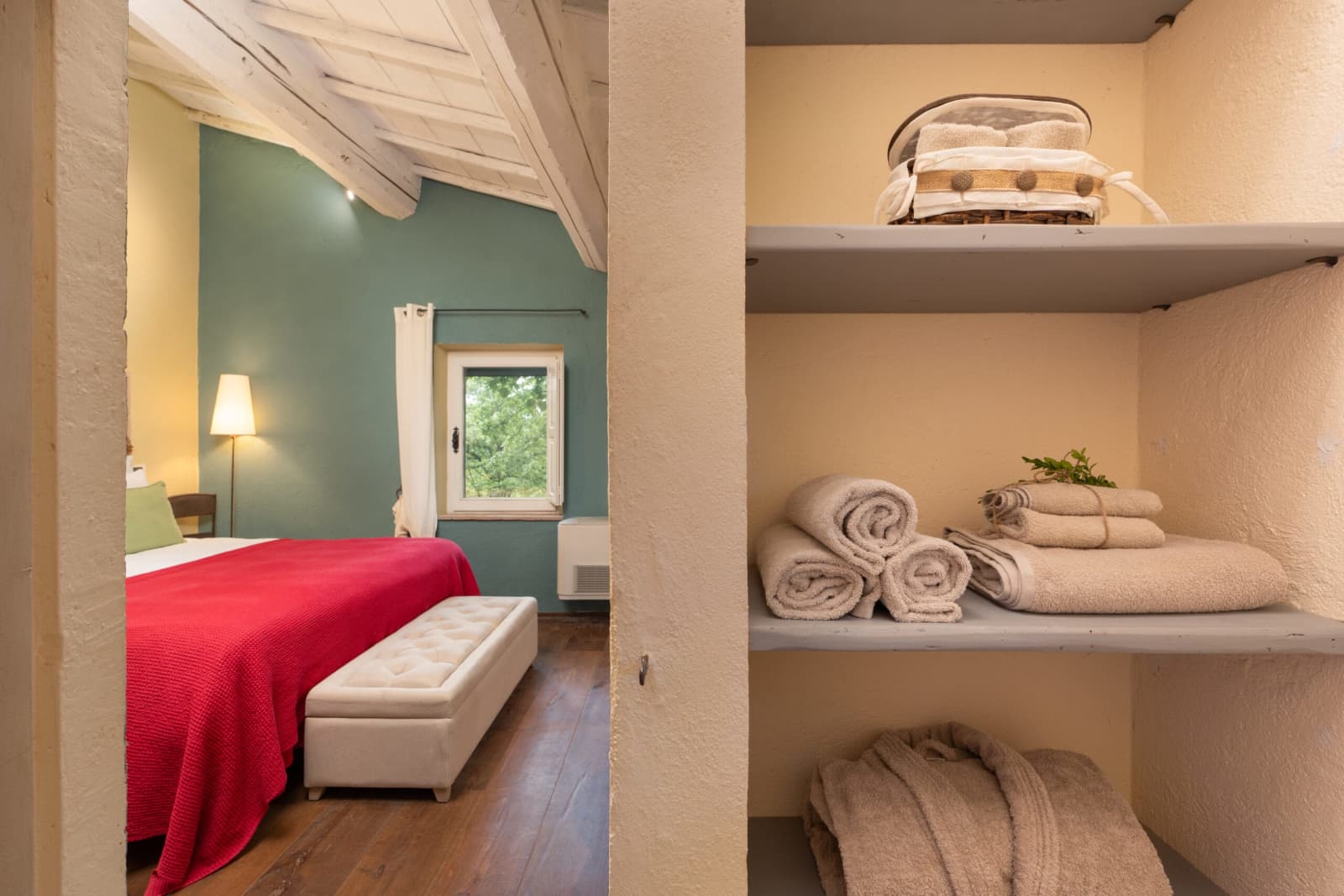 Villa Vetrichina — linen shelves
