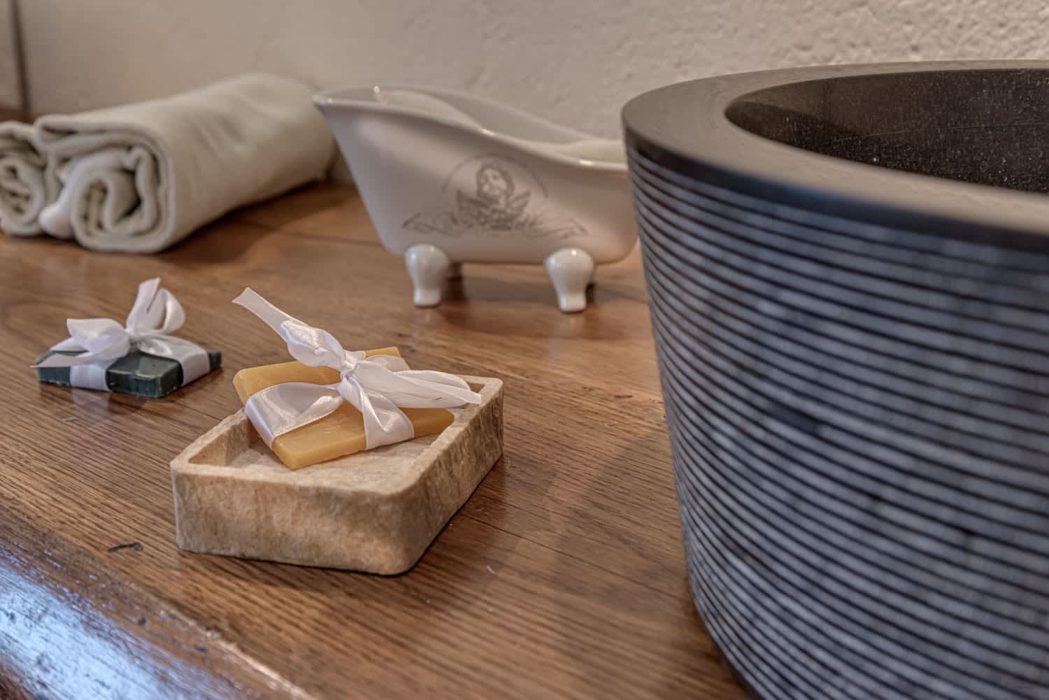 Villa Vetrichina — bathroom details