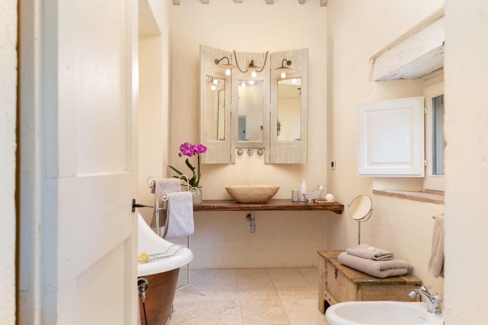 Villa Vetrichina — a bathroom with a copper bath