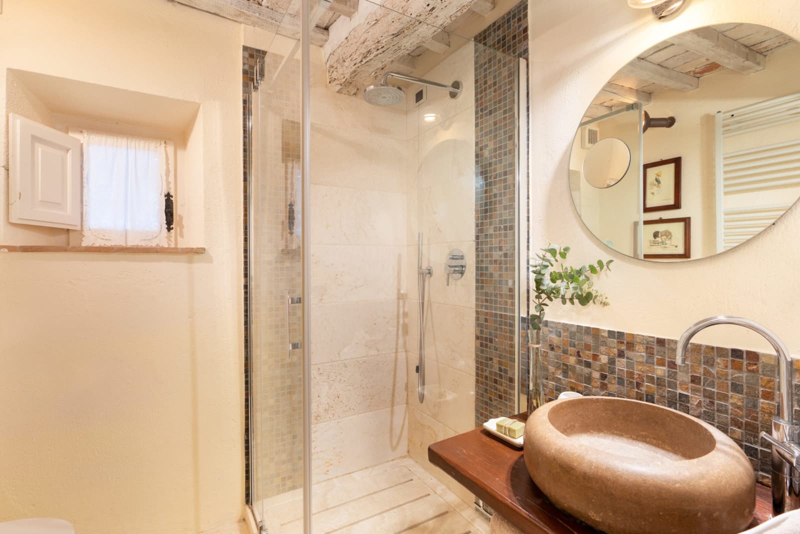 Villa Vetrichina — a stone-walled shower