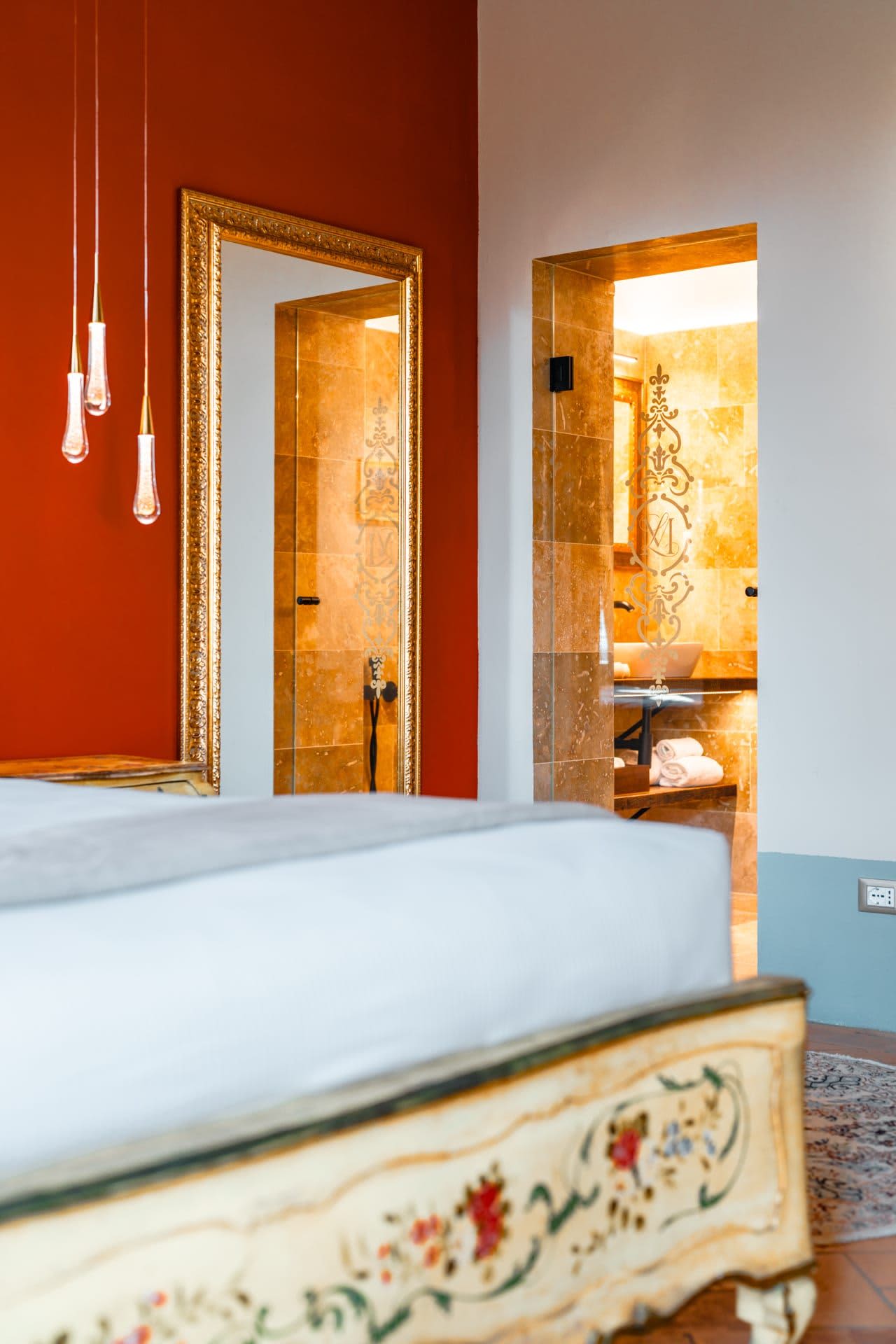 Villa Poggio d'Oro — a bedroom opening onto its en-suite