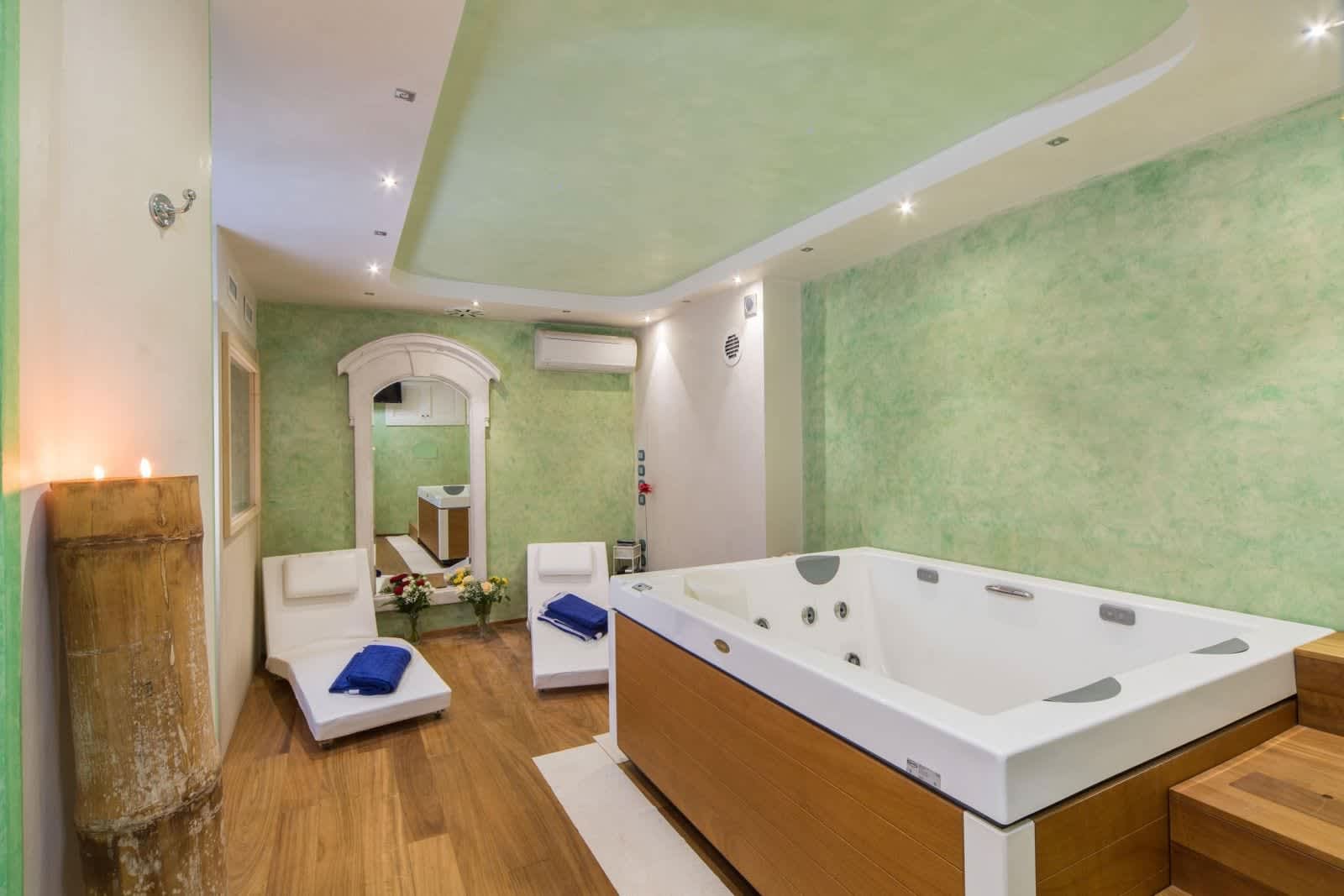 Villa Fornacella — the spa's hot tub