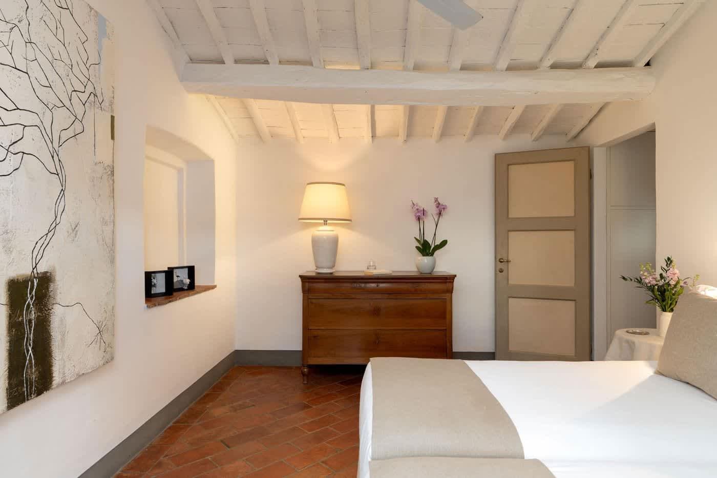 Villa Castellaro — a bedroom with a chest of drawers