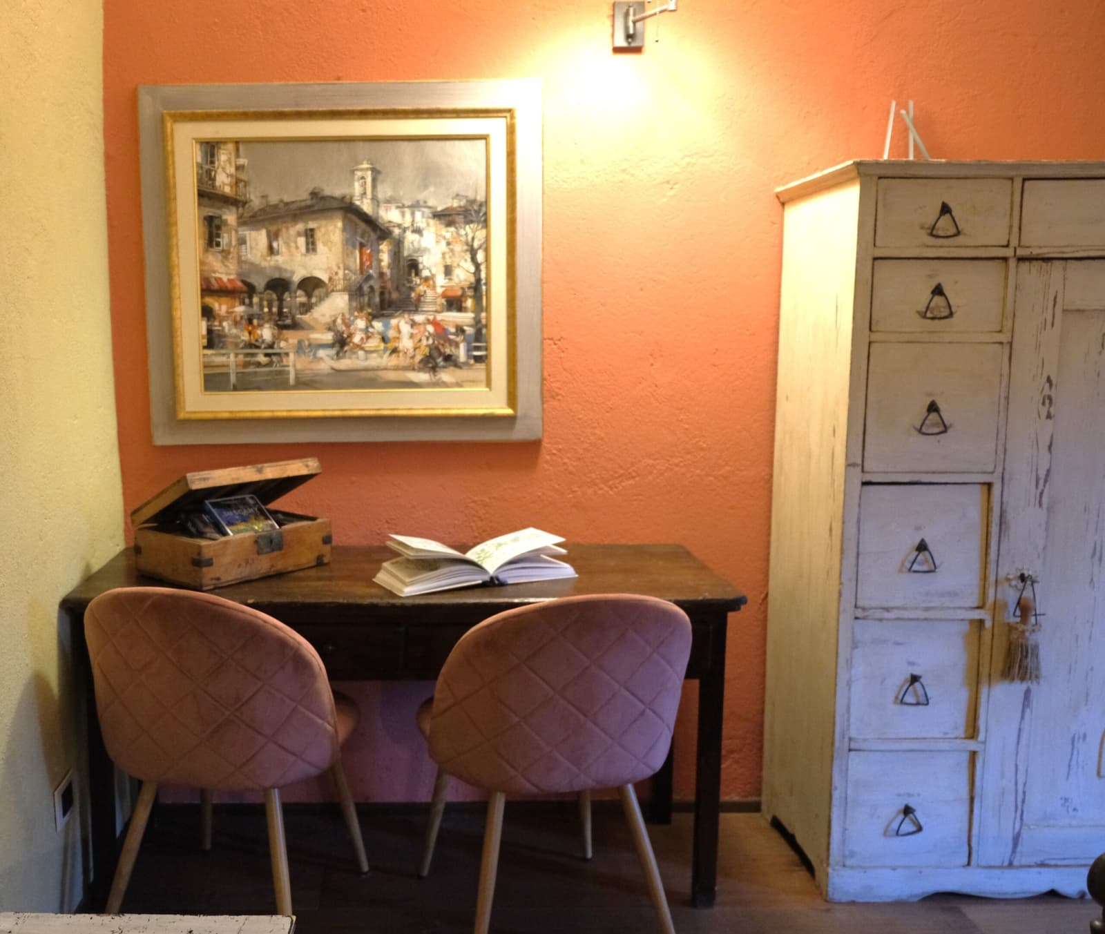 Villa Vetrichina — a double bedroom with a writing table