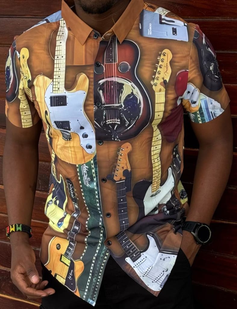 Chemise Homme à Rayures Multicolores – L’audace dans les détails