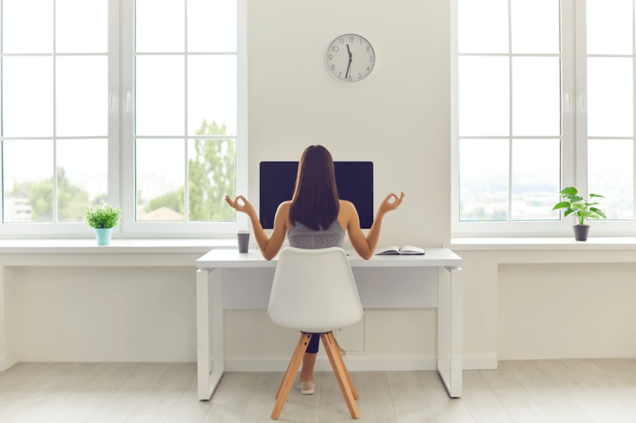 How to Meditate at your Desk: A Guide for Beginners