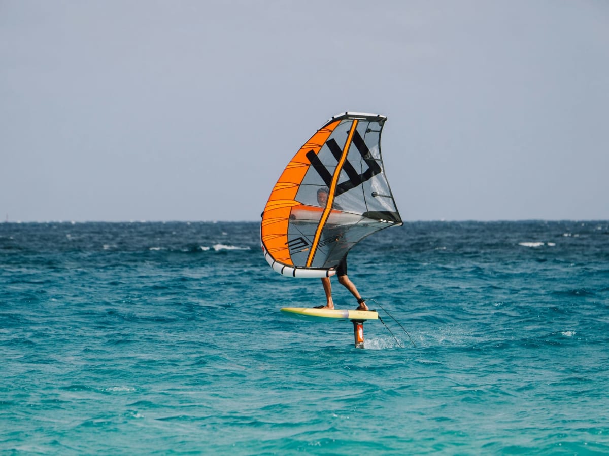 Vliegend op golven: de magie van foil surfen en wing foiling - Nederland | Sport - Findmino
