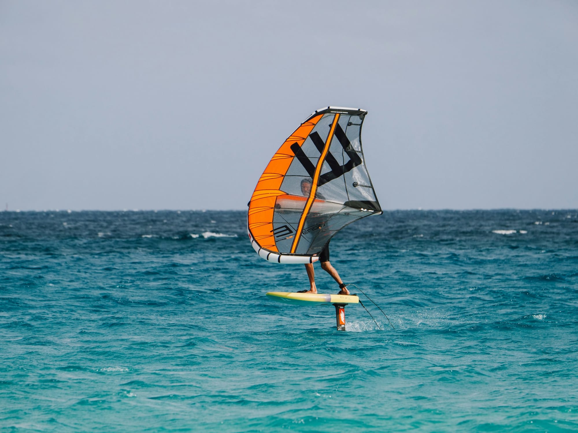 Flying on waves: the magic of foil surfing and wing foiling - Vergelijkbare activiteit in Sport