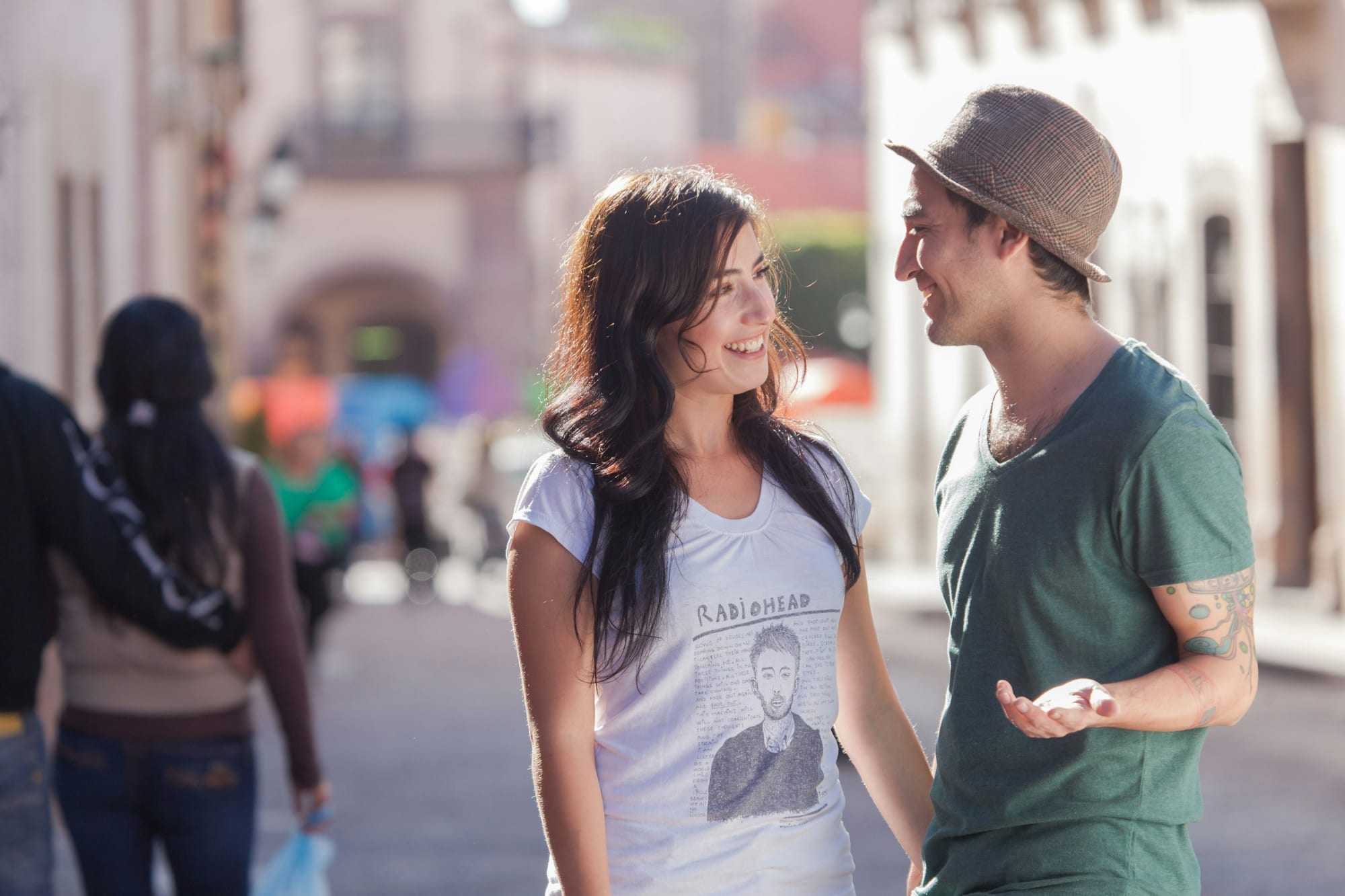 Tips for your first date: what to do and what definitely not to do

**Preparation is key**
• Choose a neutral location where you both feel comfortable
• Plan an activity that allows for conversation
• Make sure you know how to get there and arrive on time
• Take care of your appearance, but stay true to yourself

**During the date**
• Be genuinely interested in the other person
• Ask open questions and listen actively
• Put your phone away and give your full attention
• Be yourself and don't pretend to be someone you're not
• Share personal stories, but don't overshare immediately

**What you should definitely avoid**
• Talking only about yourself the entire time
• Bringing up your ex-partner or past relationships
• Being constantly on your phone
• Ordering the most expensive item if the other person is paying
• Drinking too much alcohol
• Being late without letting them know

**Good conversation topics**
• Hobbies and interests
• Travel experiences
• Movies, books, or music
• Work or studies (but don't make it the main topic)
• Future plans and dreams

**Keep it light and fun**
Remember that a first date is about getting to know each other better. Don't put too much pressure on yourself or the situation. The most important thing is that you both have a good time and feel comfortable with each other. - Vergelijkbare activiteit in Life Style