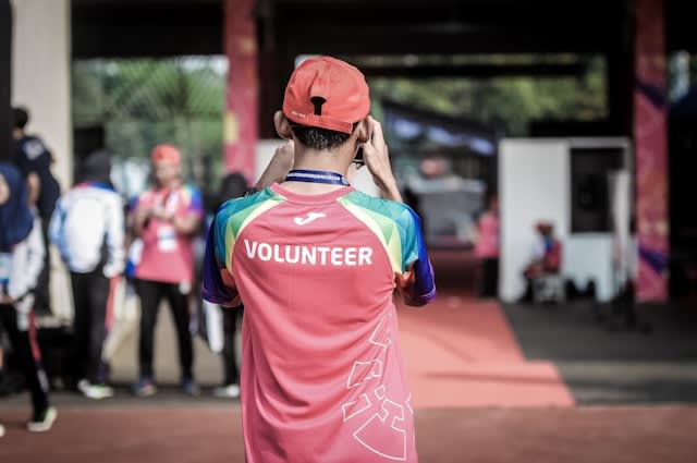 Listen to podcasts about volunteer work, both at home and abroad - Vergelijkbare activiteit in Vrijwilligerswerk