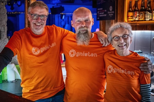 3 Glade Afviklere I Baren