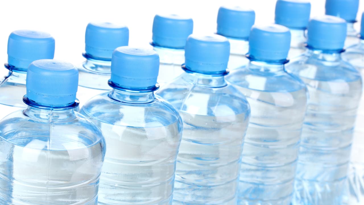 防災対策として備蓄しておきたい水。災害時に必要な量と保存方法