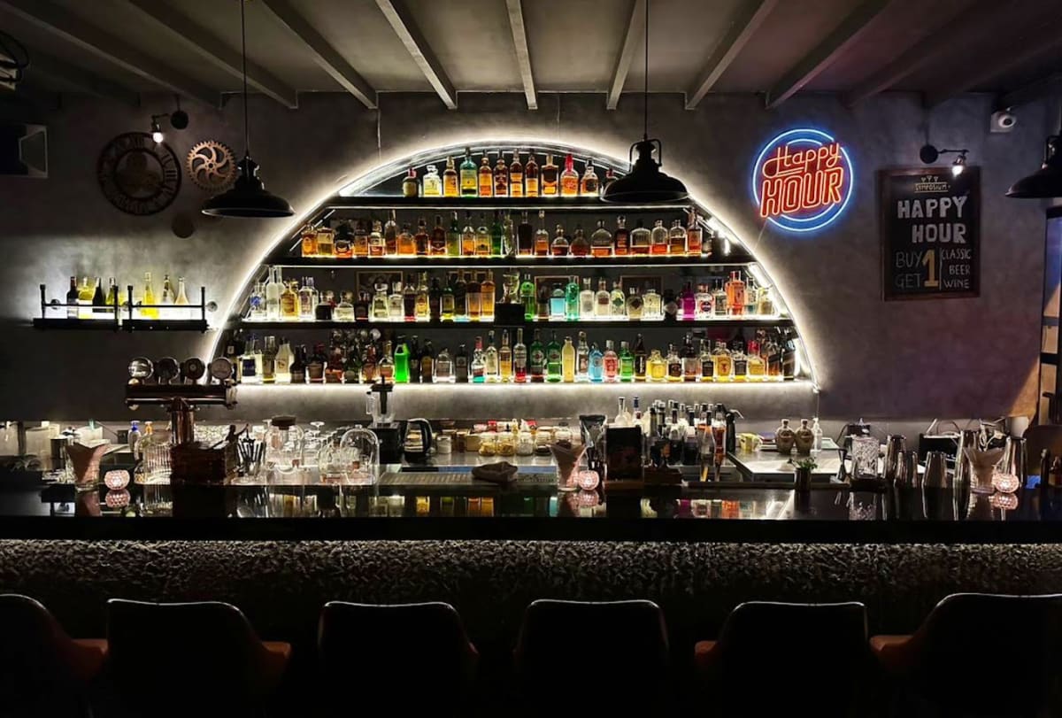 Private tour: Symposium Bar & Lounge with local guide - Image 1