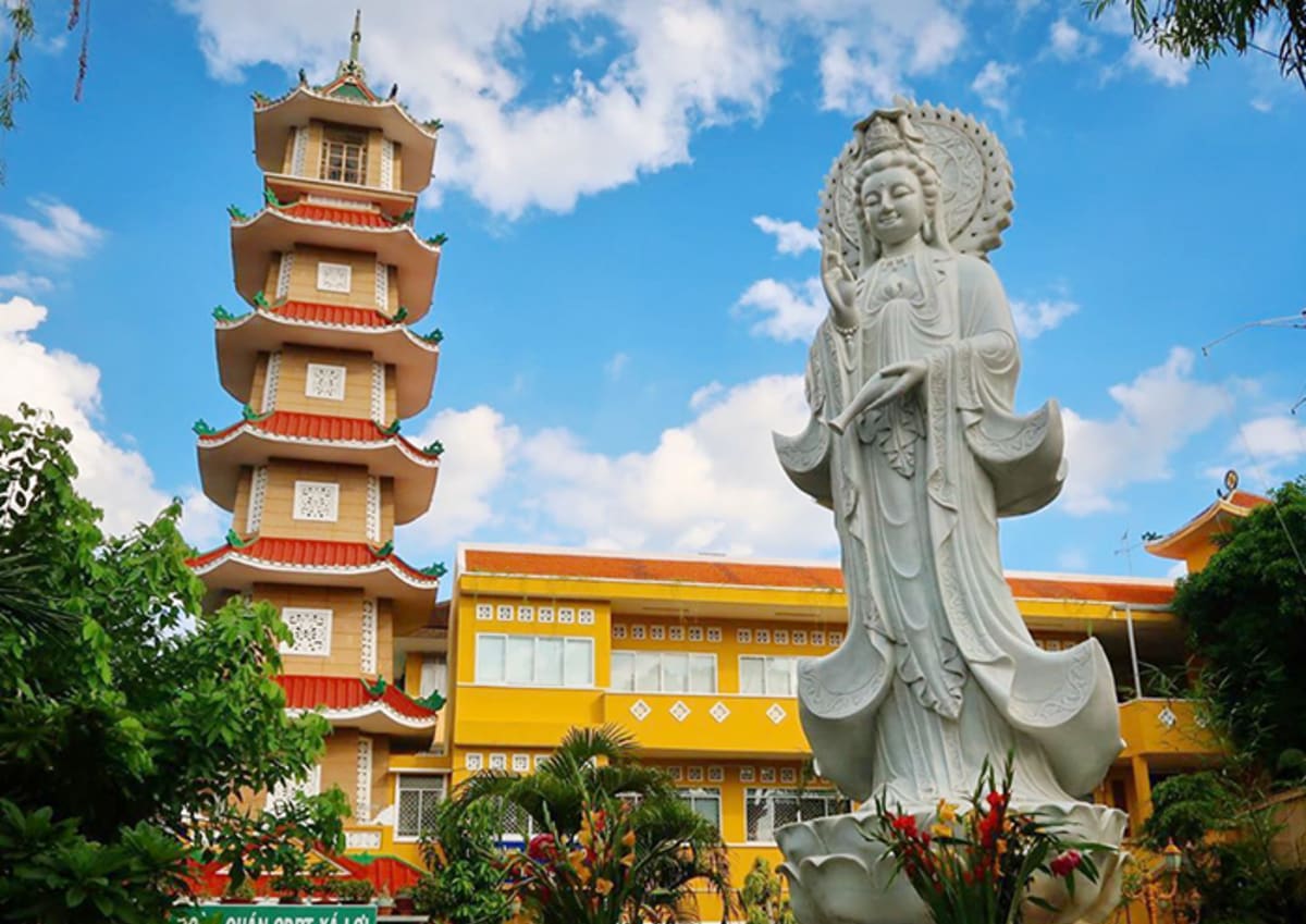 Private tour: Xa Loi Pagoda with local guide - Image 1