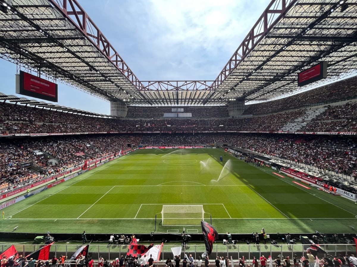 Private tour: AC Milan or Inter Milan Game at San Siro Stadium with local guide - Image 1