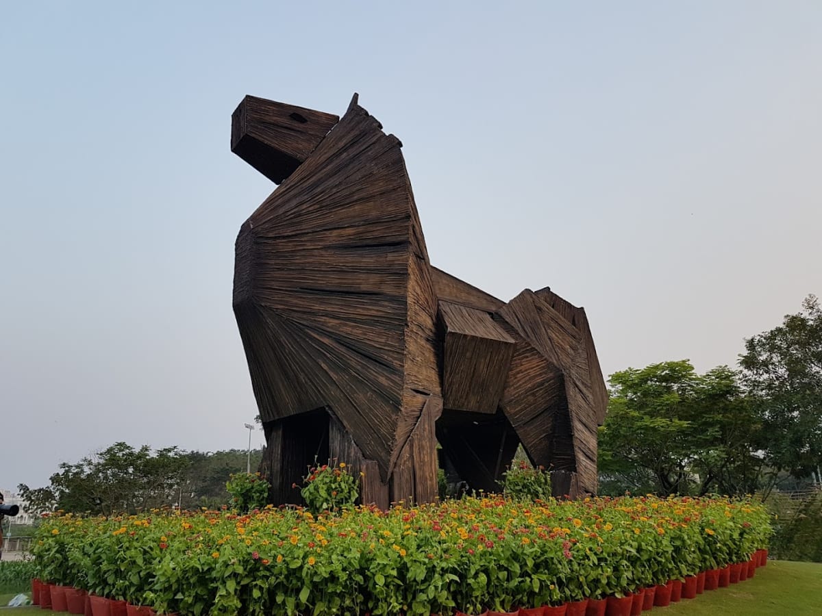Private tour: Crescent Lake Park with local guide - Image 1