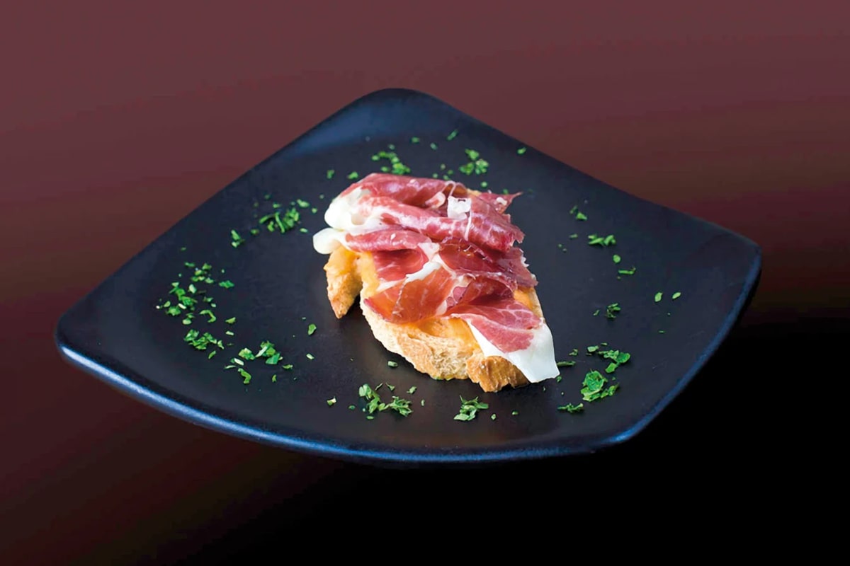Private tour: Restaurante Mas que Vinos with local guide - Image 1