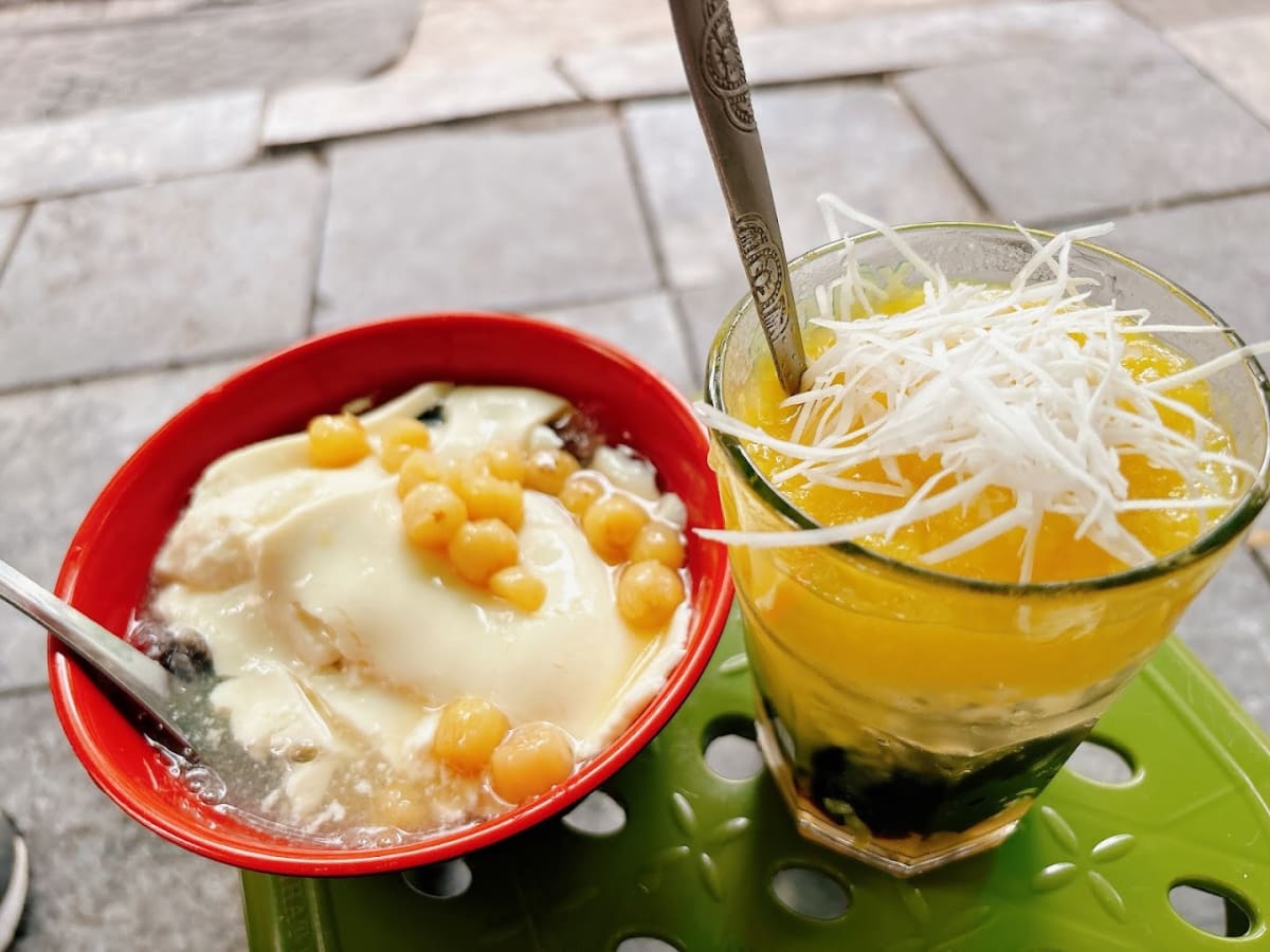 Private tour: Xoi Che Ba Thin with local guide - Image 1
