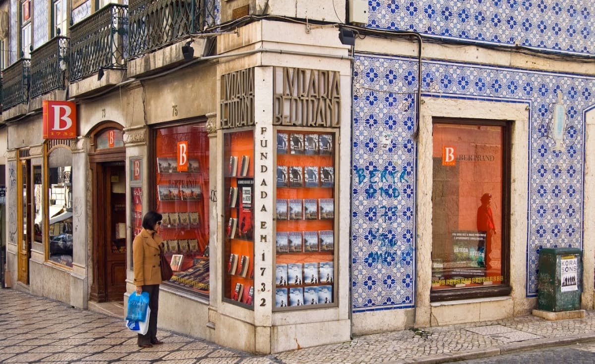 Private tour: Livraria Bertrand with local guide - Image 1