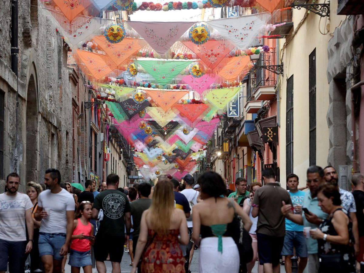 Private tour: Fiestas de San Lorenzo with local guide - Image 1