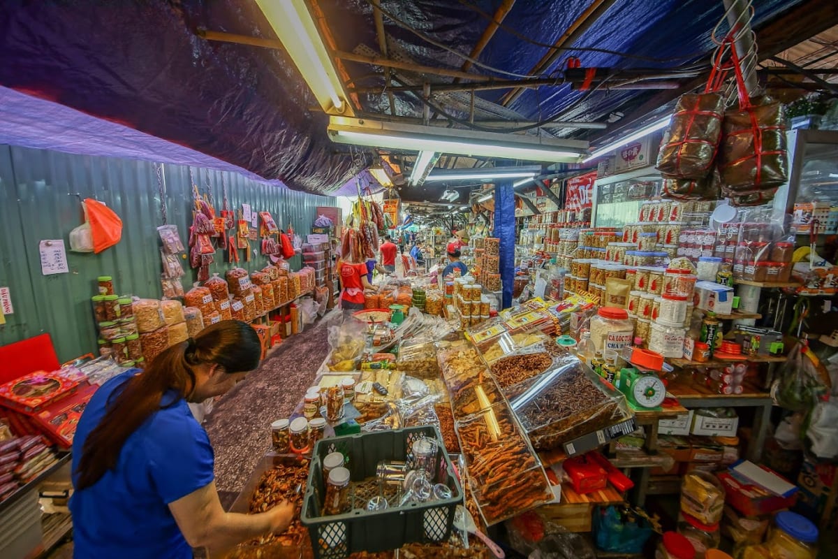 Private tour: Binh Tay Market with local guide - Image 1