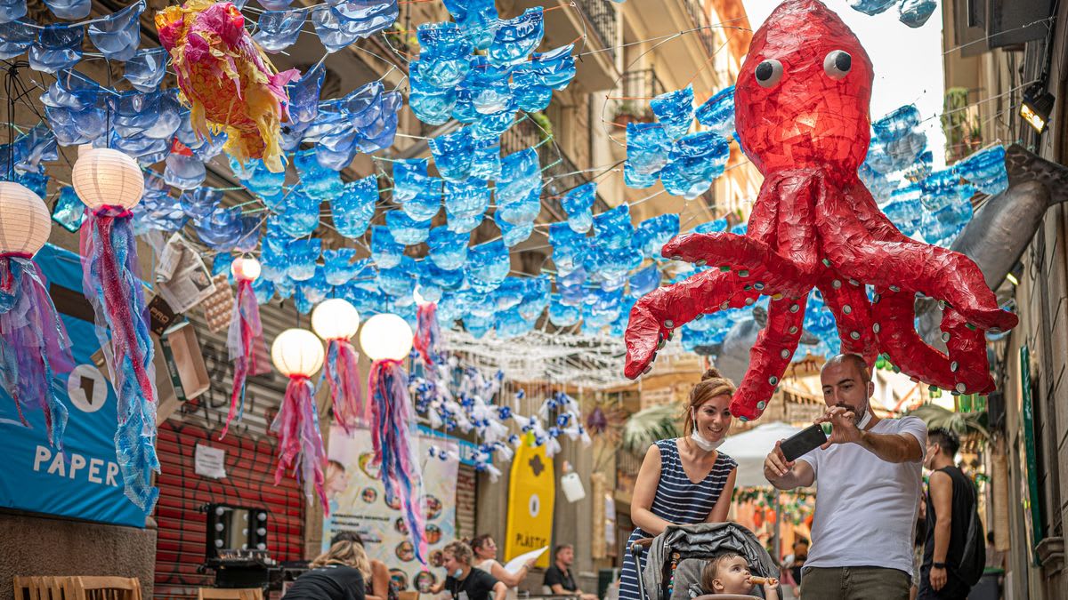 Private tour: Festes de Gràcia with local guide - Image 1