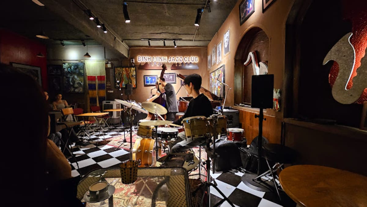 Private tour: Binh Minh Jazz Club with local guide - Image 1