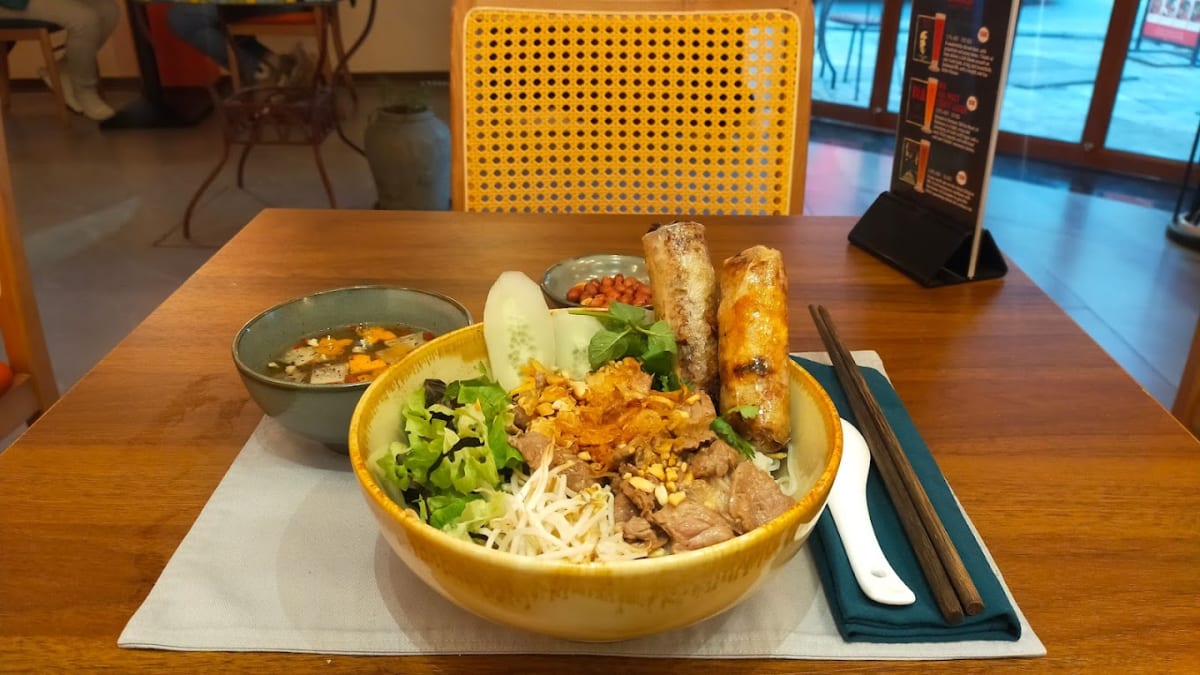 Private tour: Maison 1929 Vietnamese Restaurant with local guide - Image 1