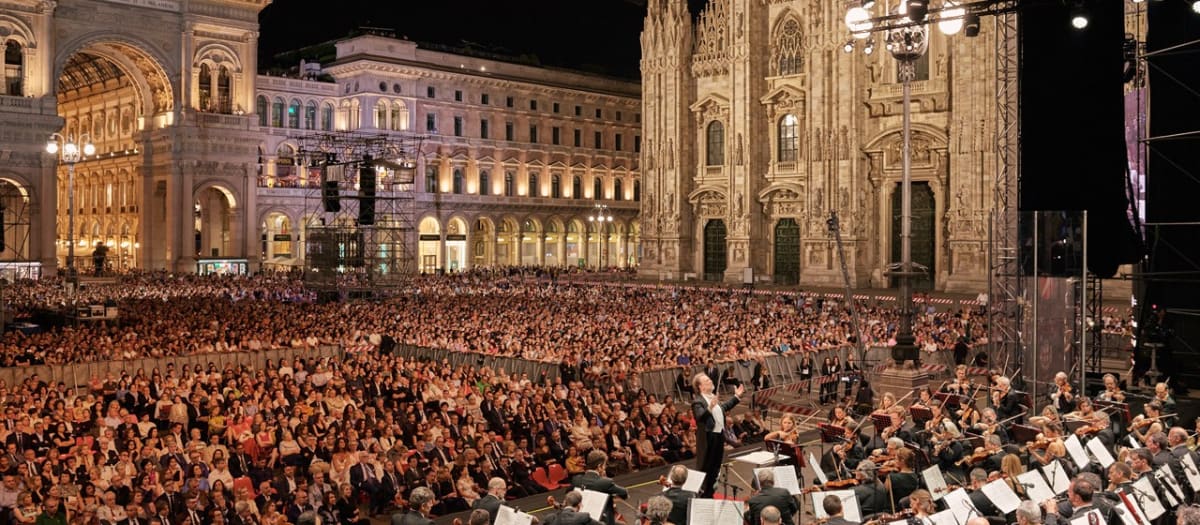 Private tour: Concerts in Piazza Duomo with local guide - Image 1