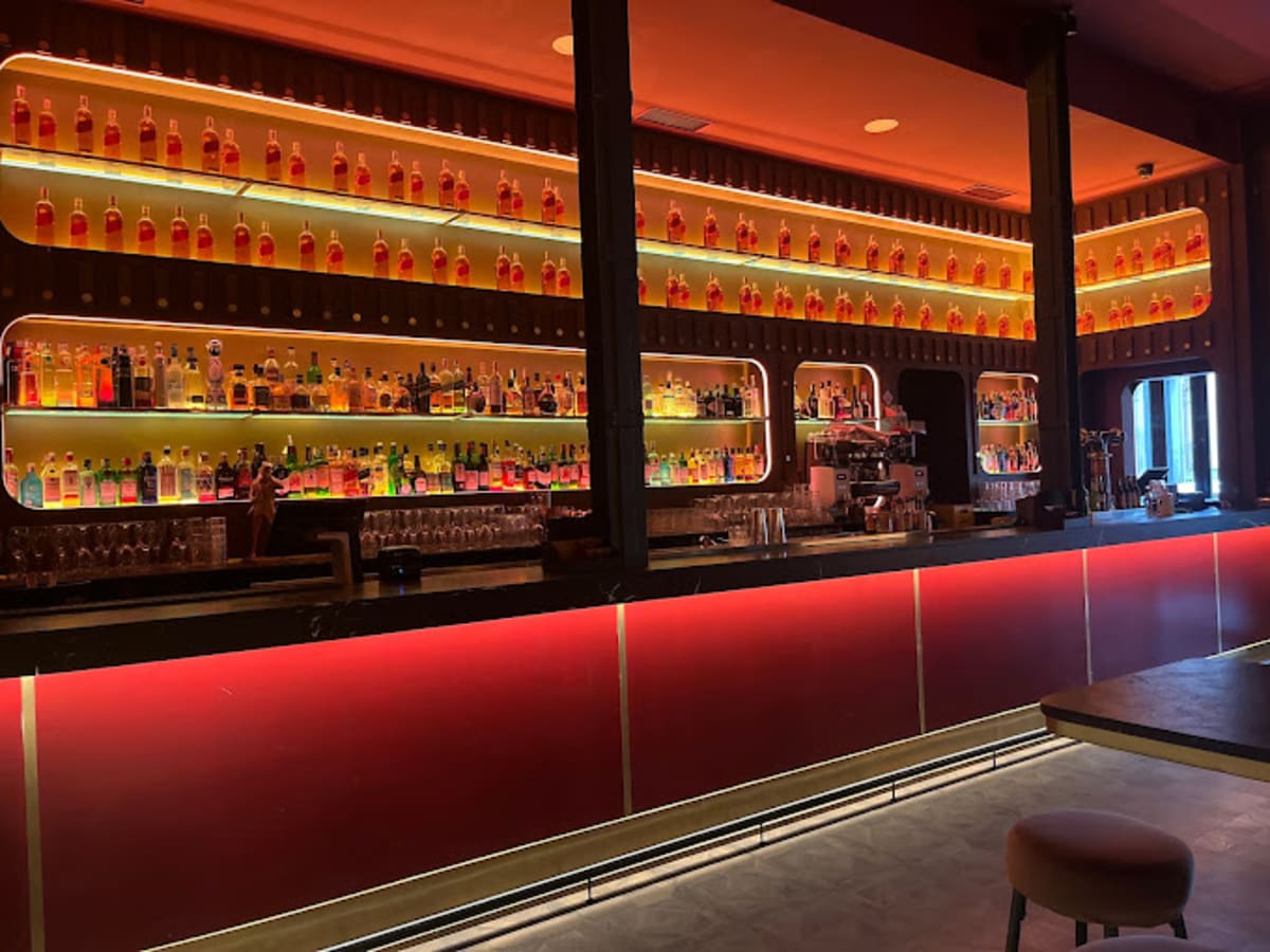 Private tour: Montana Cocktail Bar with local guide - Image 1