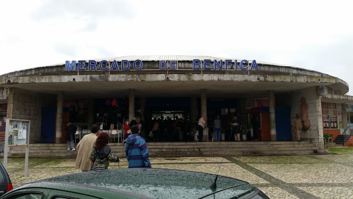 Private tour: Mercado de Benfica with local guide - Image 1
