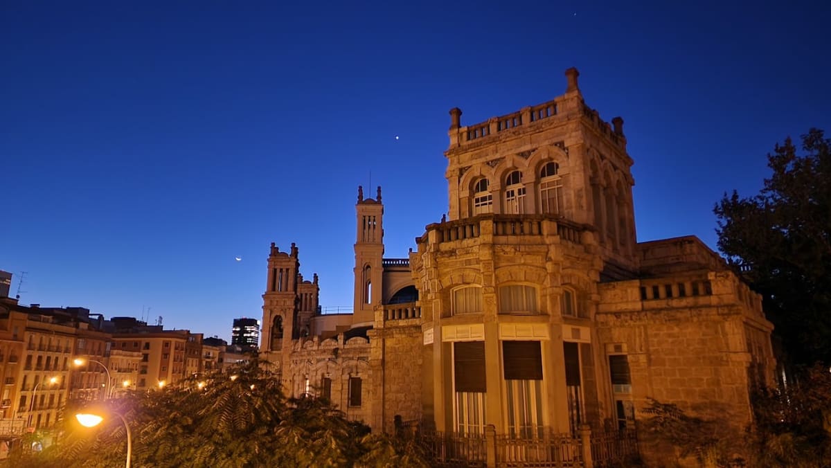 Private tour: Hospital de Maudes with local guide - Image 1