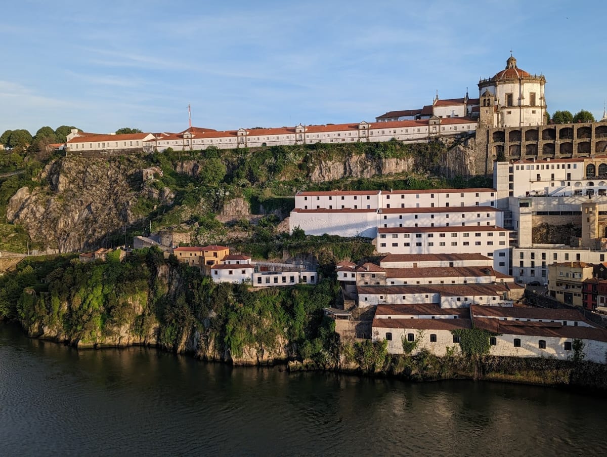 Private tour: Mosteiro da Serra do Pilar with local guide - Image 1