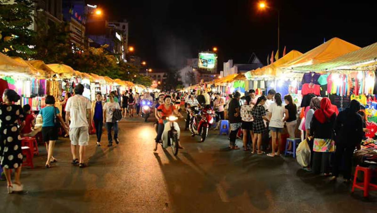 Private tour: Ben Thanh Night Market with local guide - Image 1