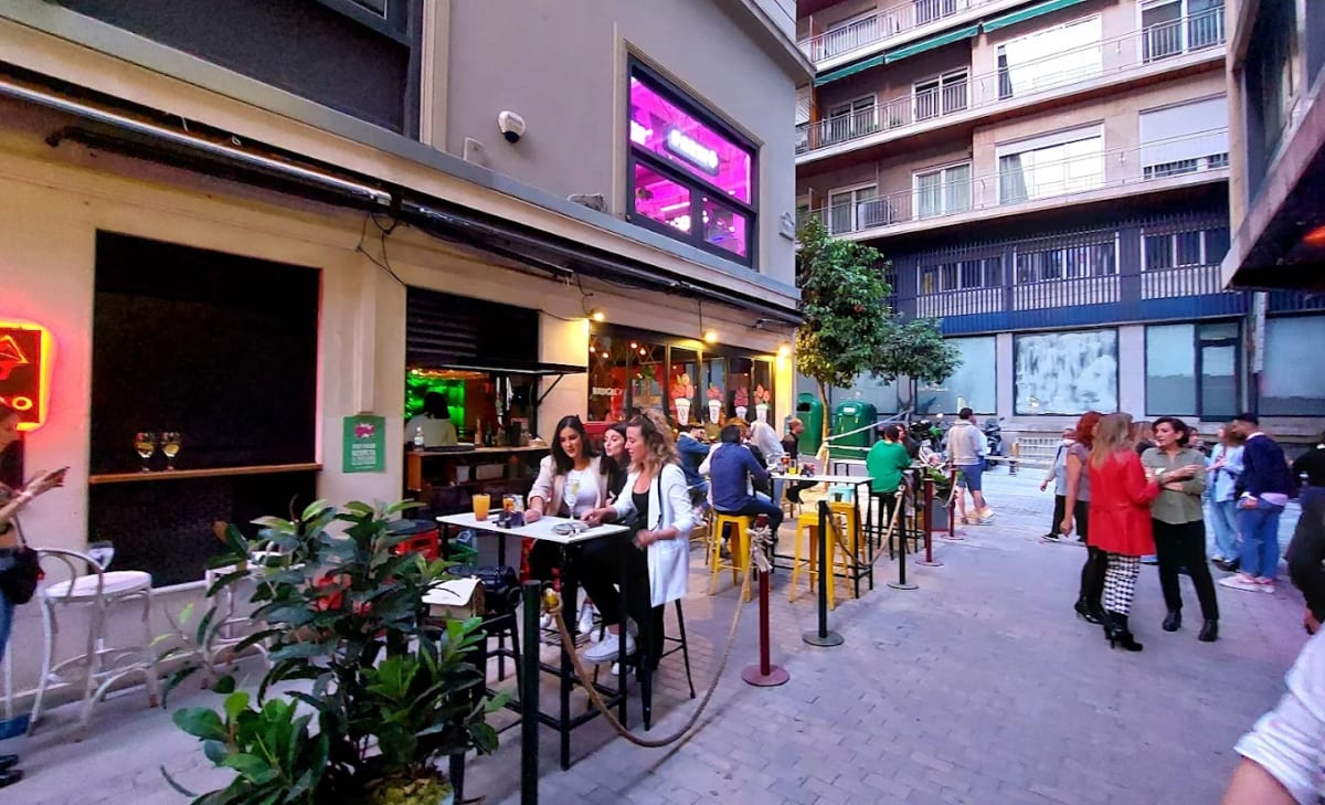 Private tour: Pub Sarao Tropical Bar with local guide - Image 1