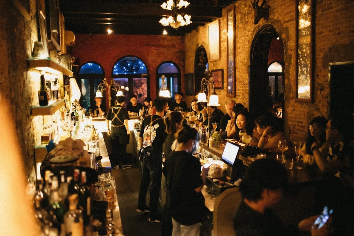 Private tour: Lost - Drink & Chill with local guide - Image 1