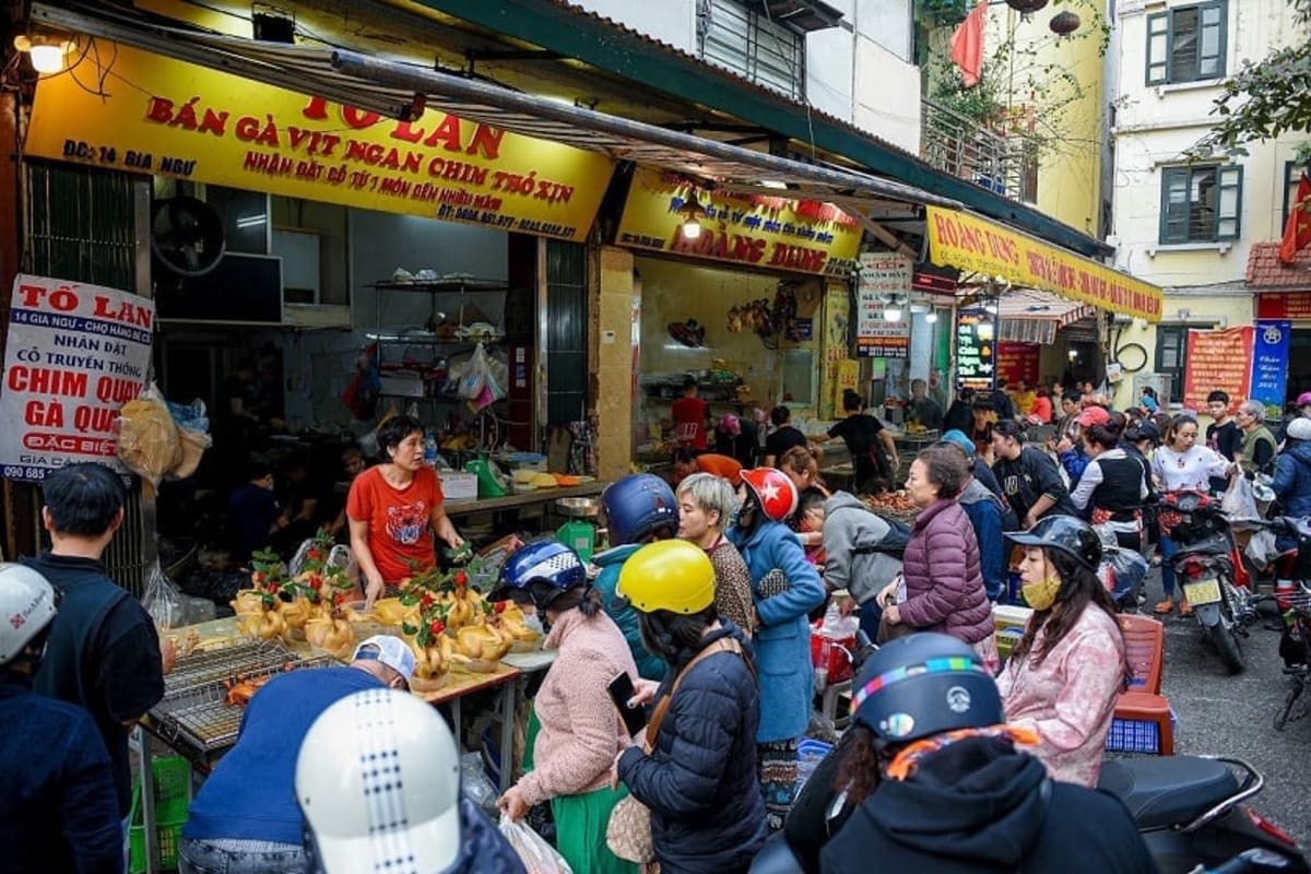 Private tour: Hàng Be Market with local guide - Image 1