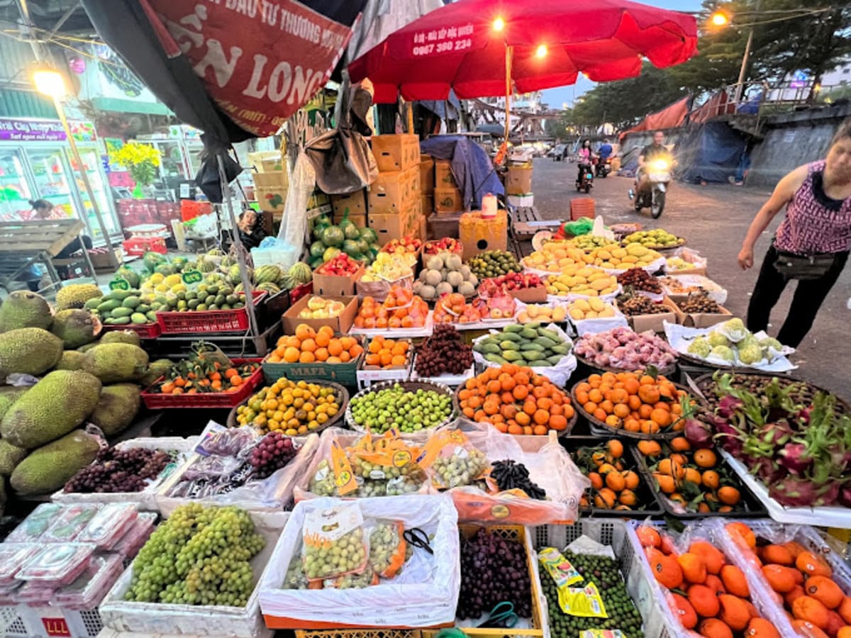 Private tour: Long Biên Market with local guide - Image 1