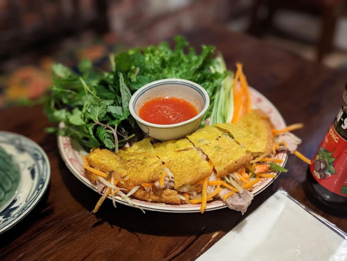 Private tour: MET Vietnamese Restaurant with local guide - Image 1