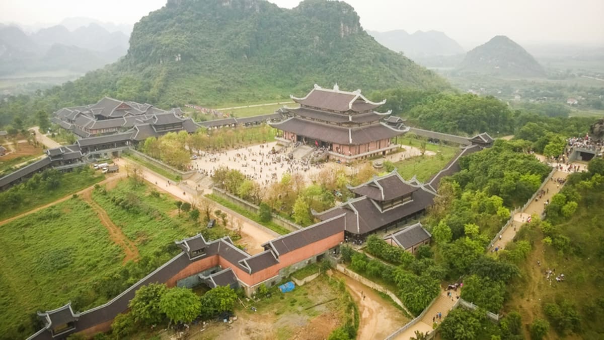 Private tour: Ninh Binh Province (Hoa Lu, Tam Coc, and Bich Dong) with local guide - Image 1