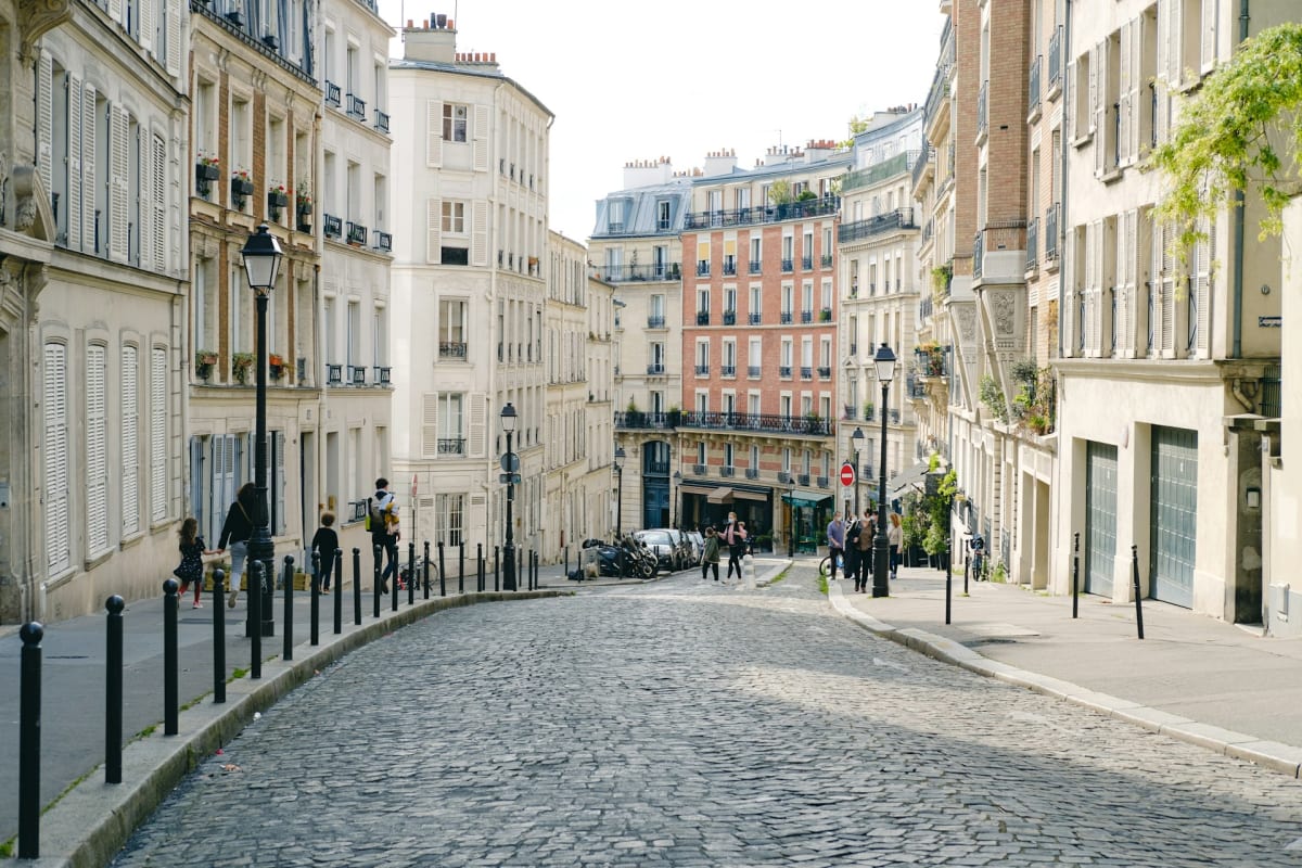 Private tour: Montmartre & the Champs-Élysées – The Century that Made Paris (3 Hours) with local guide