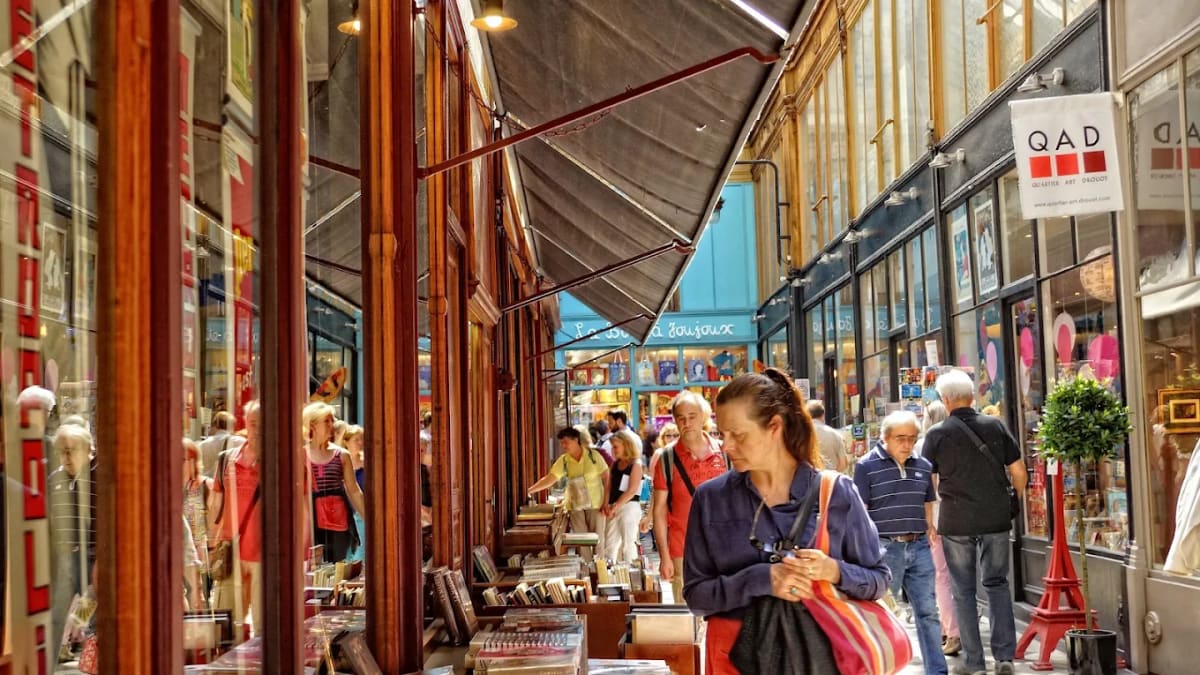 Private tour: Right Bank Mood & Covered Passageways (2.5 Hours) with local guide