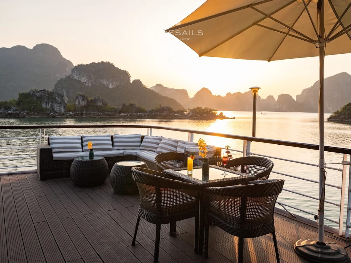 Private tour: Ha Long Bay Day Cruise (12 Hours) with local guide