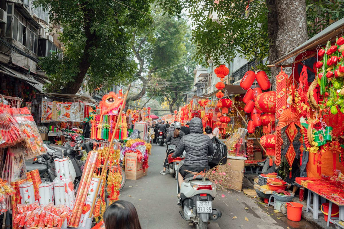 Private tour: Hanoi Backstreet Motorbike Tour: Train Street and Best Street Food (4 Hours) with local guide