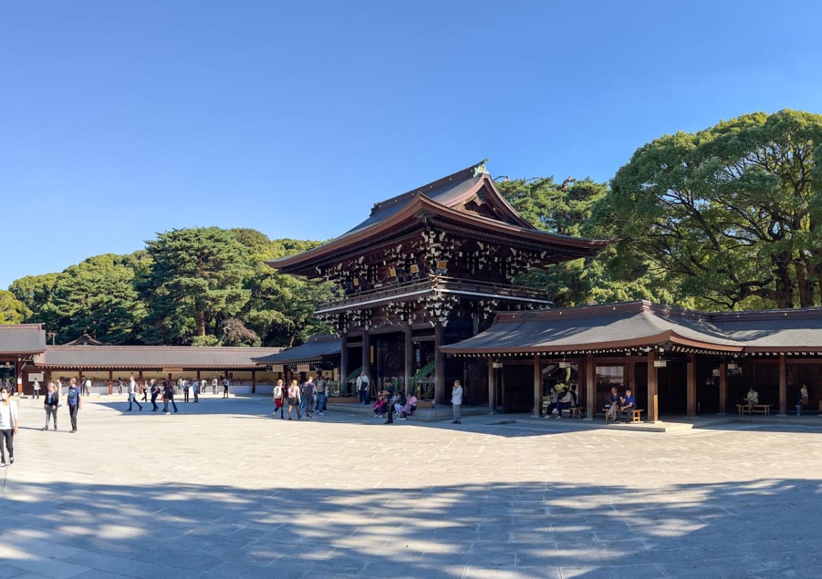 Private tour: Tokyo Essentials Private Tour: Imperial Garden, Shinto Shrine, Pop Culture, Sake and Shibuya Crossing (7 Hours) with local guide