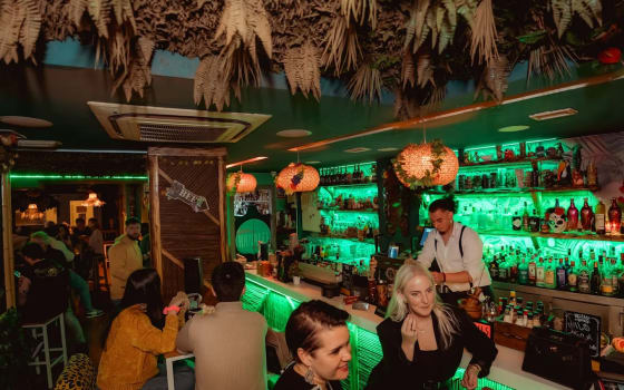 Hanalei Cocktail Bar in Realejo, Granada