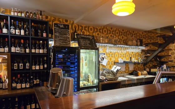 Dix Visions de la Joie, Bar in Belleville, Paris