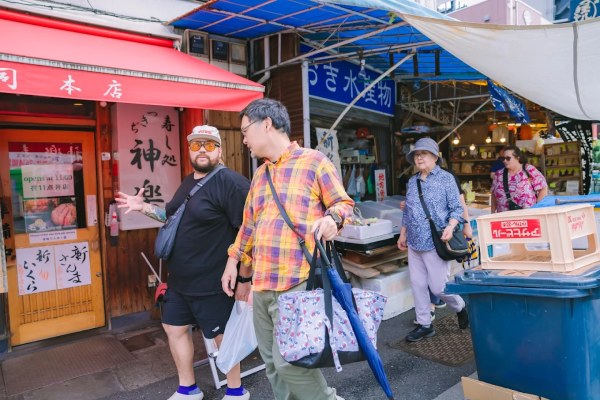 Gaido guide leading a Tsukiji market and sushi-making tour in Tokyo