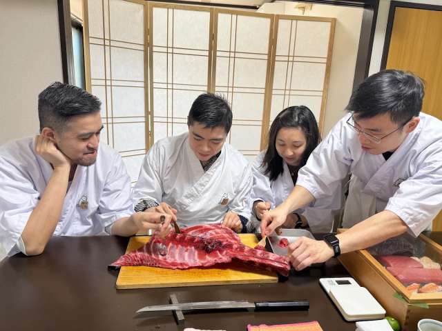 Private Tsukiji Market Tour & Sushi Class with Local Guide